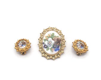 Blumen Brosche & Ohrringe, Vintage Gold Ton, weiße Keramik mit bunten Blumenapplikationen Brosche und Ohrclips Schmuck-Set.