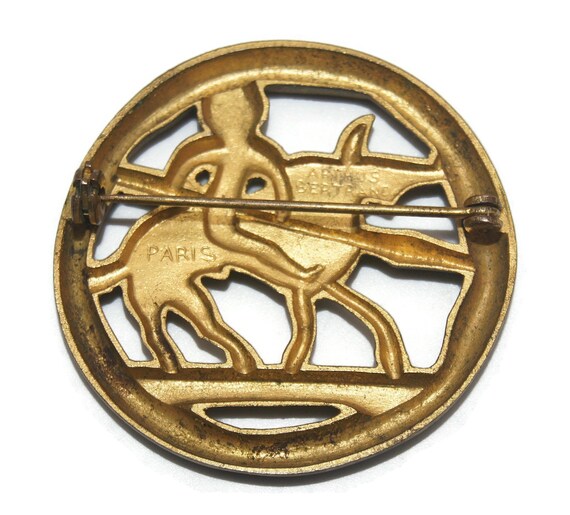 Broche Badge Arthus Bertrand - Motif Vache Et Fleur - Occasion Très Bon État - Multicolore