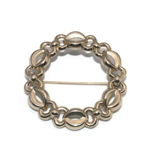 Vintage Gold Tone Wreath Brooch.