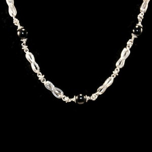 Vintage Sterling Silver et Stationary Onyx Beads Collier de 27 Pouces avec fermoir spring ring. Marqué ST/S 16 AR.