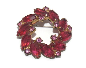 Vintage Juliana Style Gold Tone and Faceted Two Shades of Pink Glass Wreath Brooch.