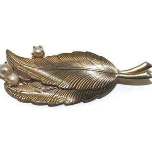 Vintage Gold Tone 2 Leaf Brooch with 3 Real Pearls.