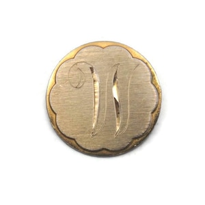 Broche vintage con monograma de la letra "W" redonda en tono dorado cepillado. Regalo para ella, para uso diario o para el trabajo. Broche grabado.