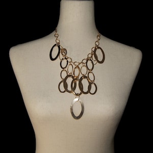 Colar de babador vintage dourado de 19 polegadas com fecho de garra de lagosta.