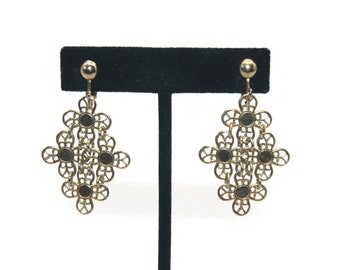 Vintage Sarah Coventry Gold Tone Floral Design Clip on Dangle Earrings. Sarah Cov Hallmark.