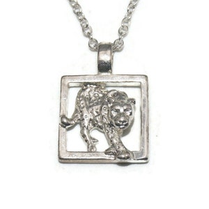 Op de afbeelding: Zilveren ketting met een vierkante hanger met een gedetailleerd cheeta-ontwerp.