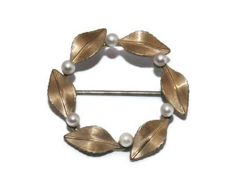 Broche vintage Gold Tone Leaf et Small Pearls Wreath Brooch.