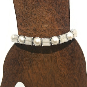 Vintage Loft Silver Tone, Faux Pearls and Faceted Plastic 7 Inch Elastic Bracelet. Loft Hallmark.