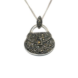 Colgante de bolso vintage de plata de ley NF y marcasita en cadena de plata de ley de 24 pulgadas marcada Italia 925. Con sello 925 NF.
