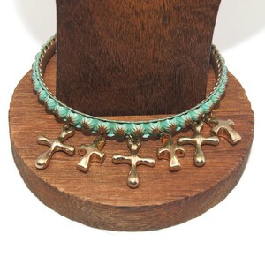 Brazalete con dijes de esmalte verde y tono dorado vintage Pulsera de 8 pulgadas con dijes cruzados.