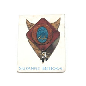 Broche de polímero vintage Suzanne Bellows pintado à mão no cartão original.