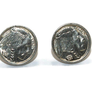 Winzige Vintage Silber Tone 1938 Indianer Kopf Nickel Ohrstecker mit Pfosten Rückseiten für durchbohrte Ohren.