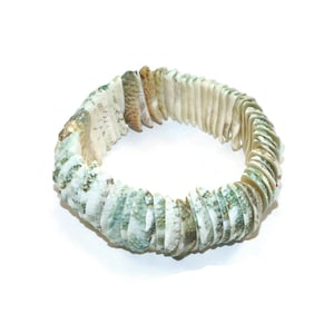 Vintage Handmade Natural Sea Shell 6 1/2 Inch Elastic Stretch Bracelet.