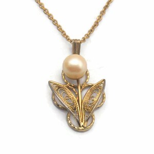 Flower Pendant Necklace, Vintage Gold Tone and Faux Pearl Filigree Flower Pendant, 18&quot; Necklace, Daily Wear, Business Wear, Gift for Her.