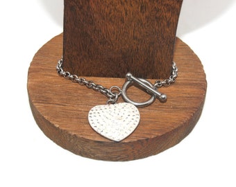 Vintage Silver Tone et Clear Rhinestones Heart Charm sur bracelet de 7 pouces avec fermoir à bascule.