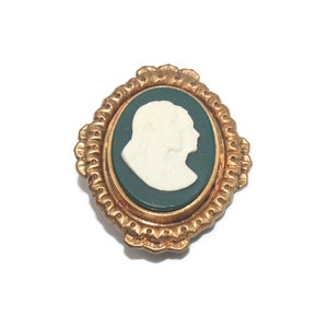Vintage Gold Tone und Resin Mann und Frau Kamee Brosche mit Bibel zitat auf der Rückseite.