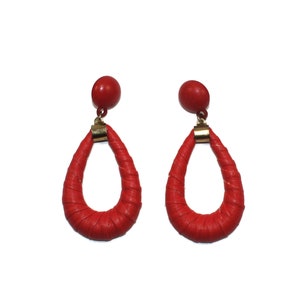 Vintage Gold Tone Red Plastic en verpakt Faux Red Leather Bungelen oorbellen met Post Backs voor Pierced Ears.