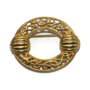 Vintage Gold Tone Oval Brooch.