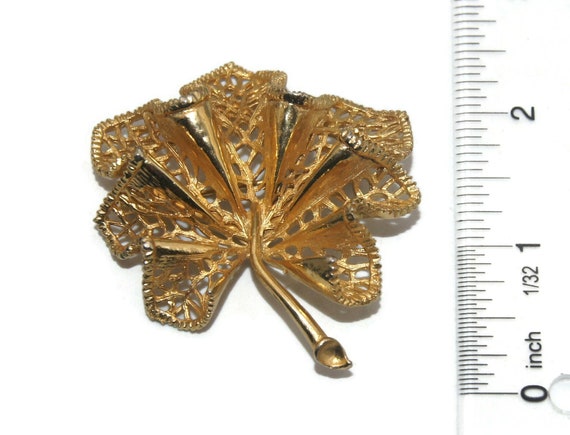 Large Vintage Gold Tone 3D Leaf Brooch. - image 5