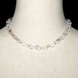 Collana girocollo con perline regolabile da 14 a 16 pollici vintage in tonalità argento e cristalli AB con chiusura a gancio.
