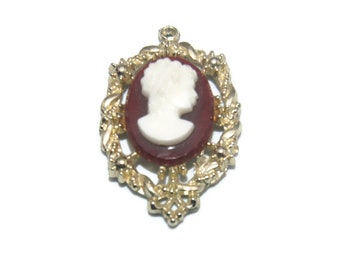 Pendentif Vintage Ovale Rouge Avec Feuille D'or - Bijou Occasion, Couleur Dominante Noire
