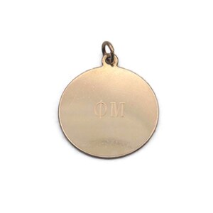 Colgante redondo de la fraternidad Phi Mu bañado en oro grabado. Colgante vintage con letra griega grabada, sello distintivo 1/20 12KGF, regalo para ella, regalo para él.