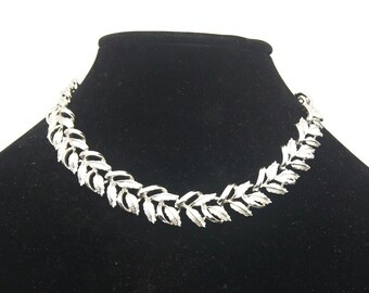 ◆VINTAGE HOLLYWOOD◆ Twist Leaf Chain Necklace VH2379NE007B VINTAGE NECKLACE - METAL TWISTED LINKING CHAIN W 4 LEAF