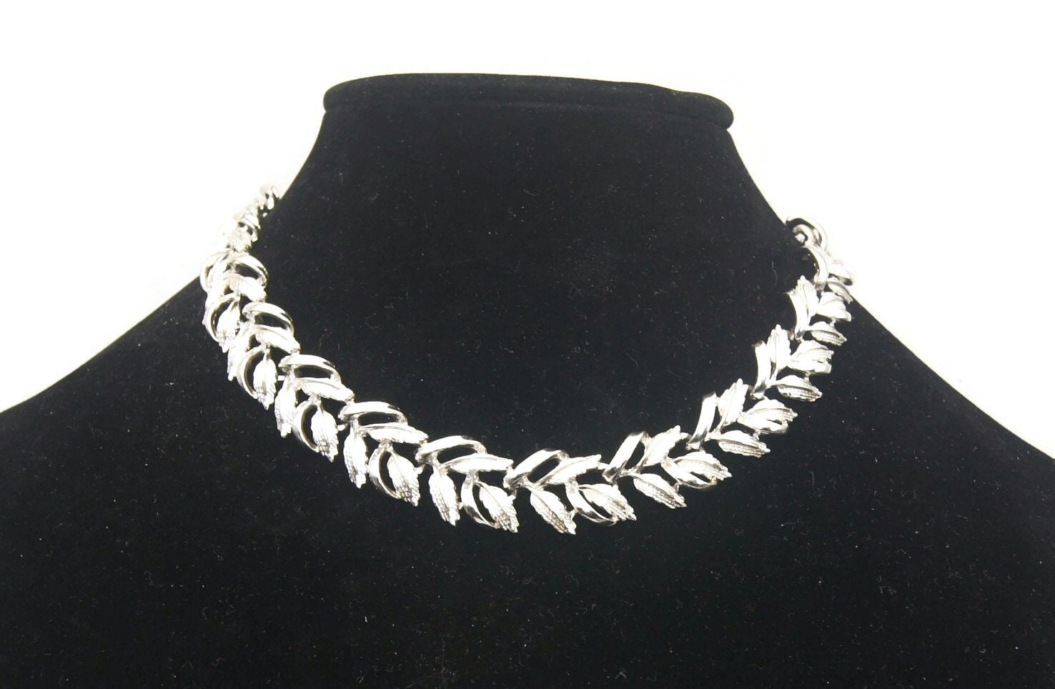Vintage Coro Silver Tone 16 Inch Leaf Necklace With Hook