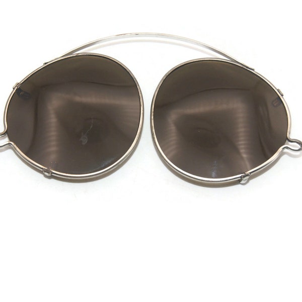 Vintage Silver Tone American Optical Curved POLAROID Sun-Glasses with Original Leather Case.