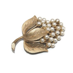 Vintage Gold Tone and Faux Pearls Classic Flower Brooch.
