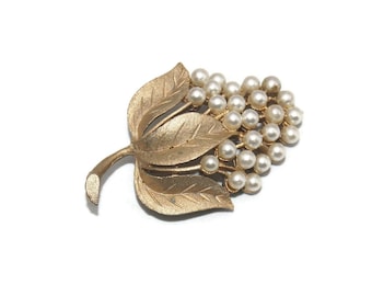 Vintage Gold Tone and Faux Pearls Classic Flower Brooch.