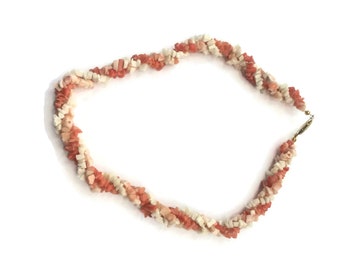 Collar de coral de piel de ángel de 3 hebras rosa y blanco, cierre de caja de oro de 14 quilates.
