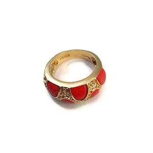 Glamuroso anillo de vermeil LD 925 y coral rojo anaranjado. Detalles de cristal transparente. Banda dorada texturizada. Talla 6 1/2. Marcado &quot;LD 925&quot; en la banda.