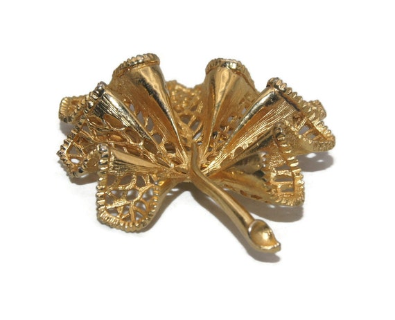 Large Vintage Gold Tone 3D Leaf Brooch. - image 3