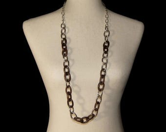 Klasyczny naszyjnik Brighton w odcieniu srebra, złota i drewna o długości 37 cali z przedłużką o długości 3 cali i zapięciem typu homar. Tag B Hallmark w kształcie serca.