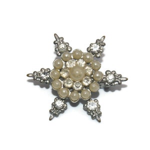 Vintage Silber Ton, Kunstperlen und Klare Strass Stern Brosche. Schneeflocken Brosche.