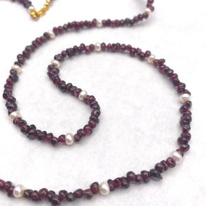 Collier Avec Perles Rouges Collier vintage de 74 cm (29 pouces) en perles de grenat rouge-violet ...