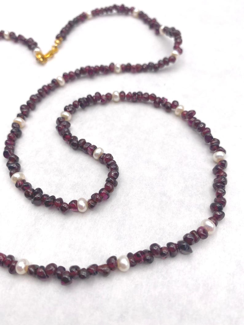 Collier Avec Perles Rouges Collier vintage de 74 cm (29 pouces) en perles de grenat rouge-violet ...
