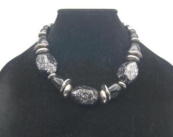 Collier noir et argent avec perles. Collier vintage avec perles argentées et noires. Cadeau pour elle, à porter au quotidien, collier tendance.