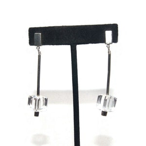 Pendientes colgantes vintage modernistas de plata de ley y cubos de plástico transparente con pasadores para orejas perforadas. marcado 925