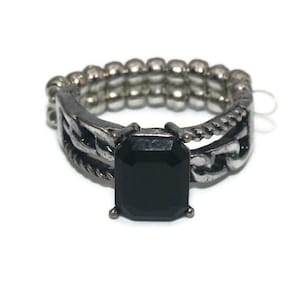 Vintage Silver Tone and Faux Onyx Size 7 Elastic Stretch Statement Ring.