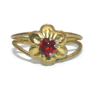 Vintage Gold Ton und rote Strass Blumenmuster Größe 1 Babys Ring.