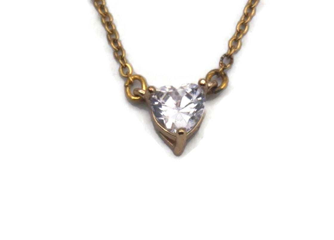 Collana con ciondolo a forma di cuore in cristallo trasparente e color oro vintage su catena da 18 pollici con chiusura a moschettone. Regalo per lei. Delicata collana piccola.