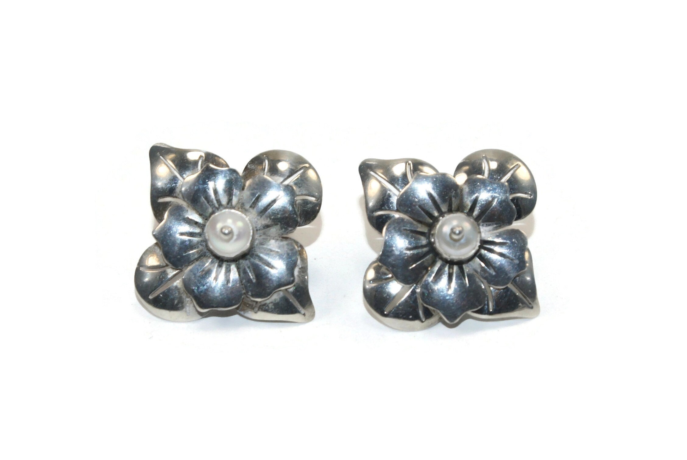 【blackmuse】Silver Antique Frame Pearl Post Earrings~ピアス Vintage Sterling Silver and Faux Pearl Flower 2 Piece Stud