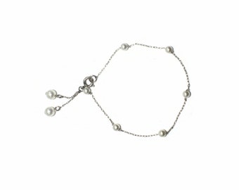 Vintage Silver Tone and Stationary Faux Pearls 7 Inch Bracelet with Spring Clasp.