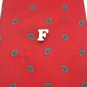 Vintage Avon Gold Tone Letra "F" Pin de solapa, Tie Tack. Sello de Avon.