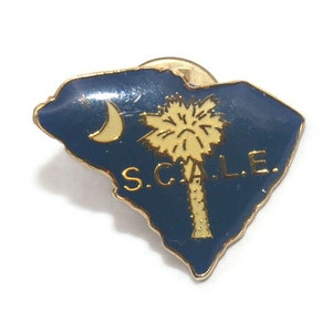 Tono dorado de Anderson vintage con esmalte azul y blanquecino Mapa de Carolina del Sur "S.C.A.L.E." Alfiler. Sello de Anderson hecho en China.