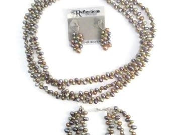 Conjunto de collar, pulsera y pendientes de perlas de agua dulce iridiscentes multicolores vintage. Pulsera y collar de tres hilos. Pendientes colgantes.