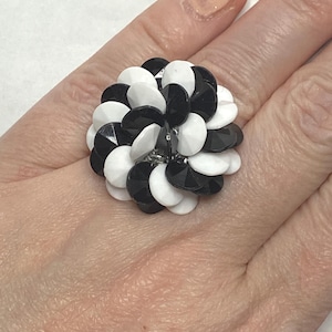 Vintage zilverkleurige rekbare ring met zwart-wit bloemdessin met kralen.