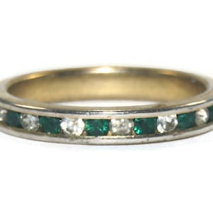 Vintage Gold Tone Size 7 Eternity Band met Emerald Green en Clear Rhinestones.